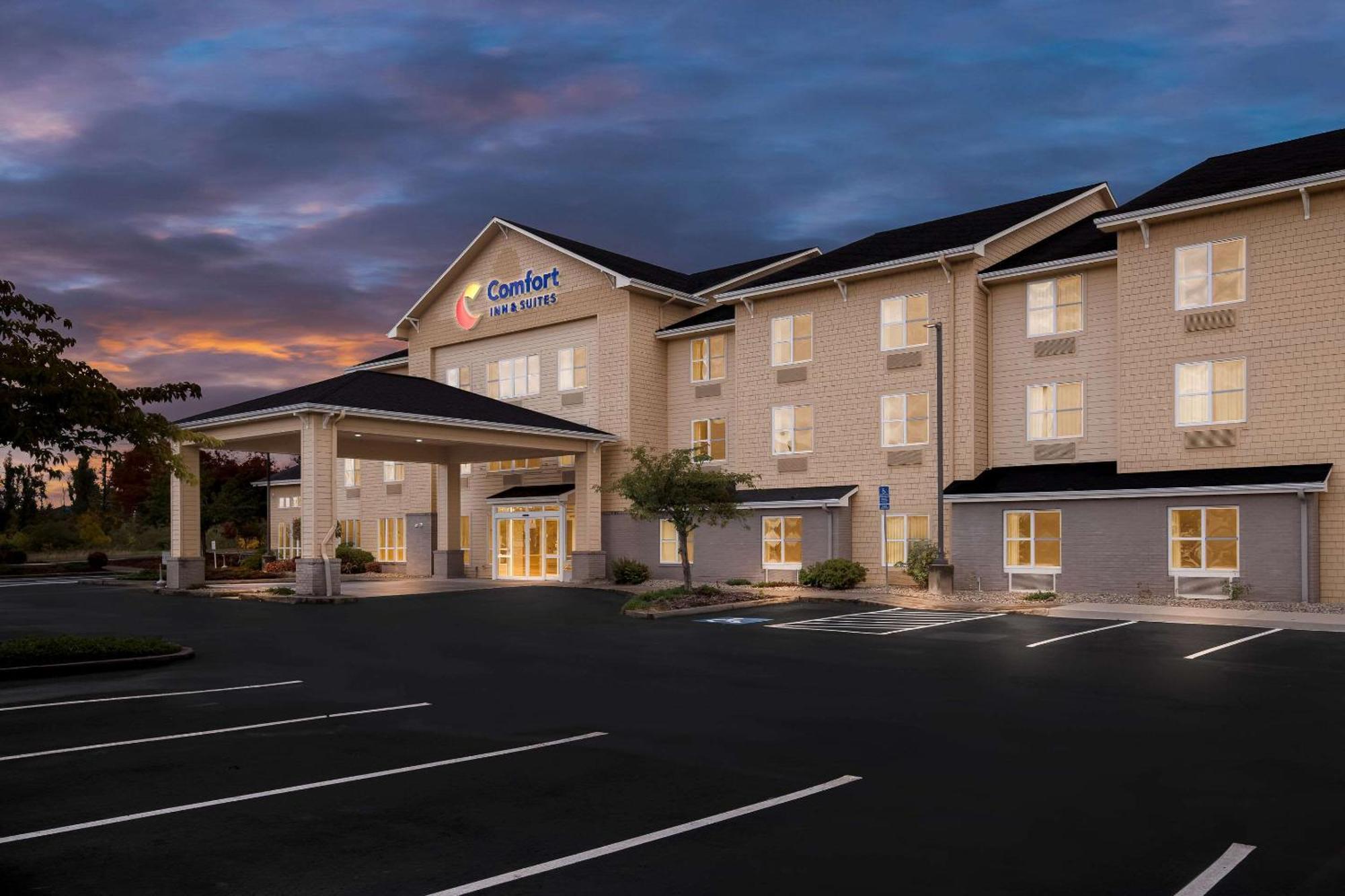 Comfort Inn & Suites Creswell Exterior photo
